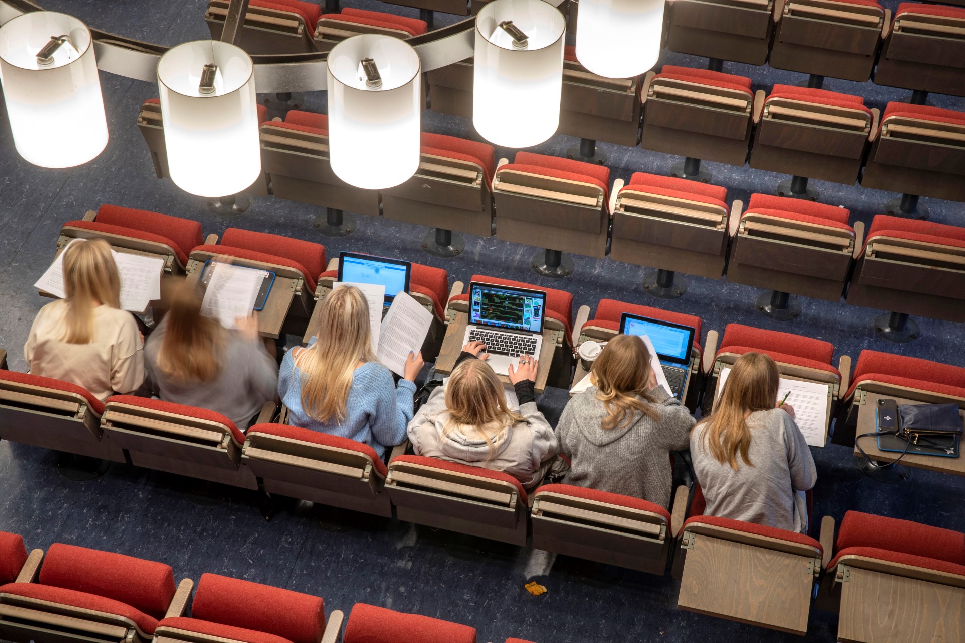 Elever sitter på rad med sina datorer