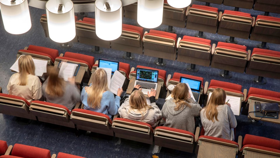 Elever sitter på rad med sina datorer