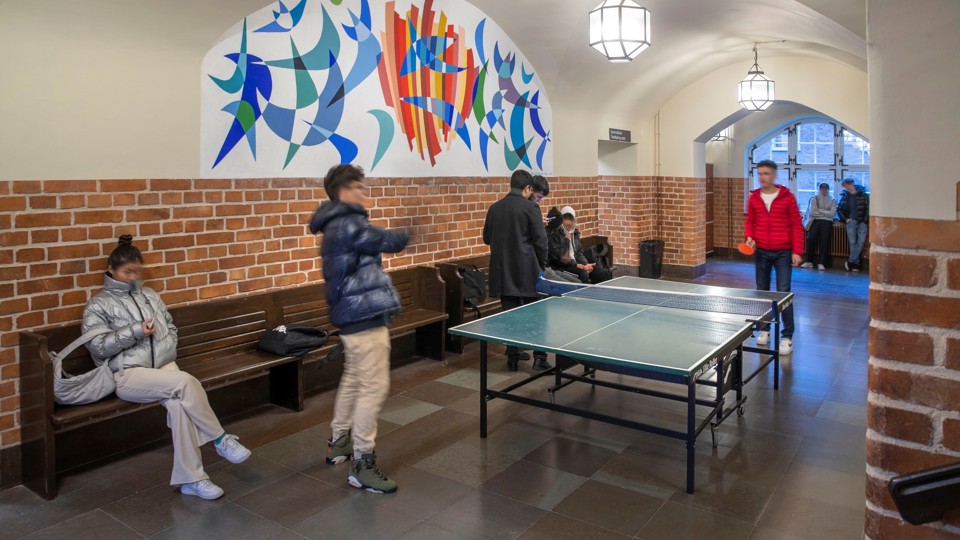 Elever spelar pingis på Östra Reals gymnasium